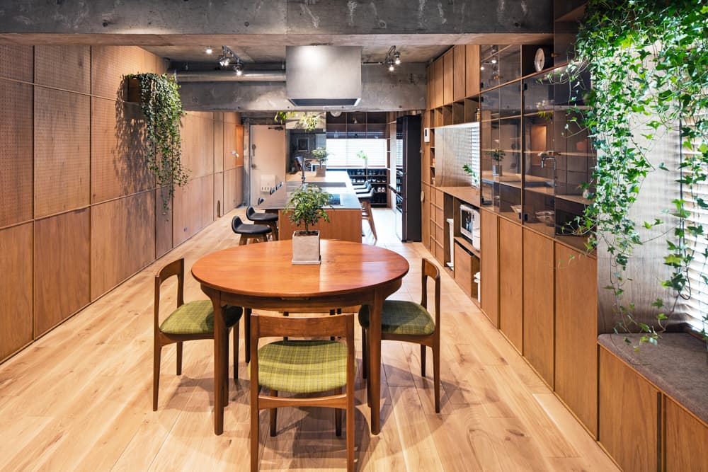 【ダイニング】
ベランダから玄関の方を見た眺めです。４〜6人がけのダイニングテーブルをゆったり置けます。