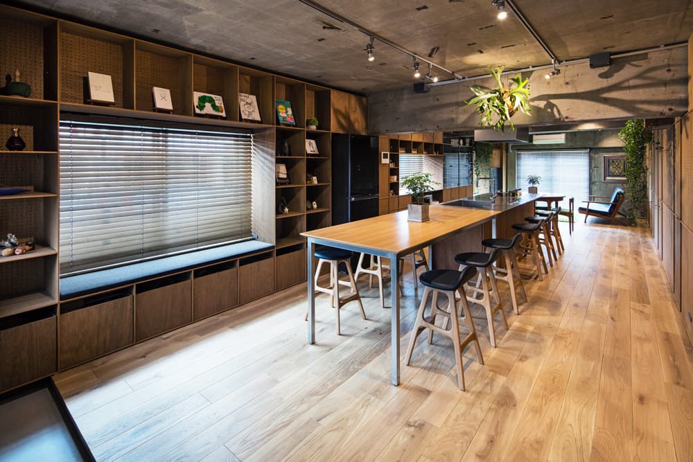 【玄関からの眺め】
玄関のドアを開けて入ってすぐの風景です。
キッチンと同じ高さの225cmの長テーブルでは、料理教室・食事・ワークスペース・会議・裁縫などなど、さまざまな用途に活用できます。