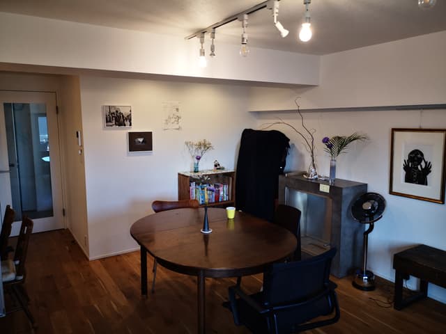 天井にはライティングレールありです。
正面壁側にはダウンライトがついています