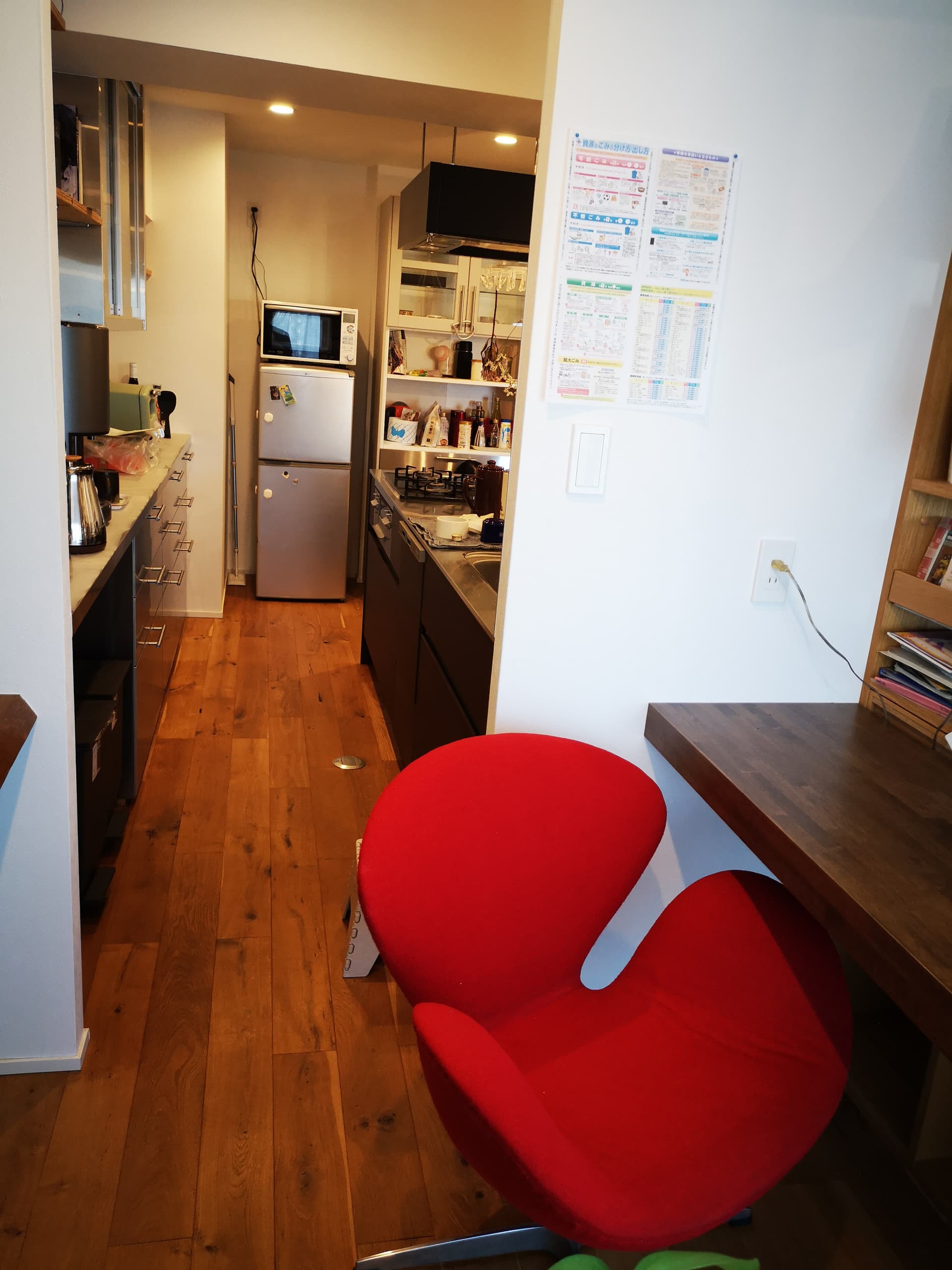 リビングのサッシ側からキッチンを覗いた構図です。
格子棚の裏(写真右手)にカウンター
さらに写真左手の壁側にもカウンターありです
(どちらも電源完備！)