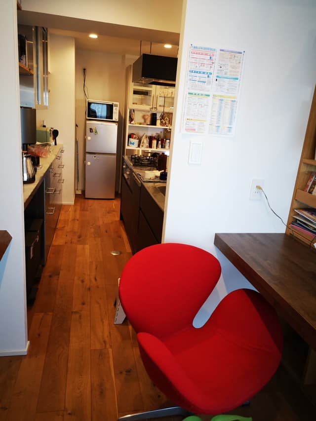 リビングのサッシ側からキッチンを覗いた構図です。
格子棚の裏(写真右手)にカウンター
さらに写真左手の壁側にもカウンターありです
(どちらも電源完備！)