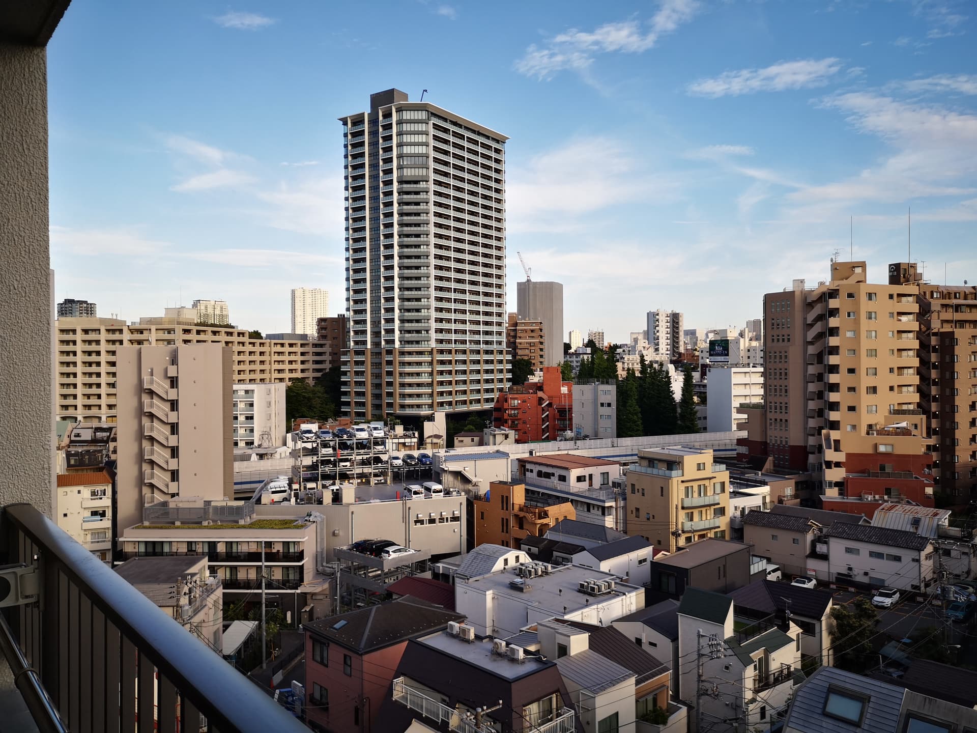 南向きバルコニーから東側を望んだ景色です。
首都高が通っていますが、そこまで交通量はありません
首都高したに外苑西通りが通ってますので、そちらの車の音が夜は少し聞こえてきます(慣れれば気にならないレベルです)