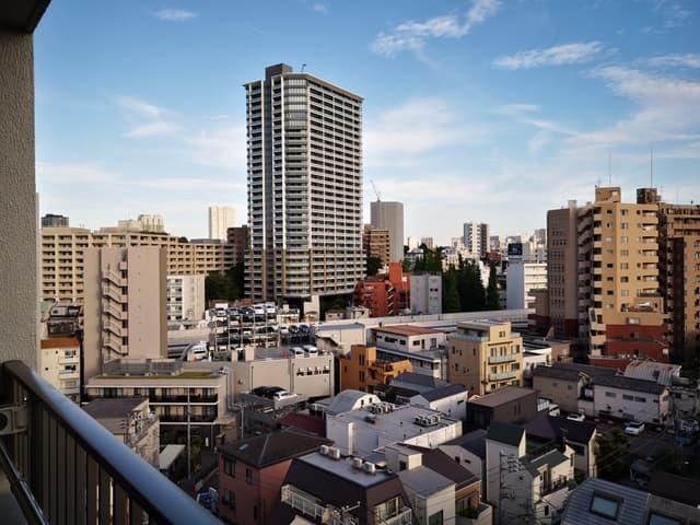 南向きバルコニーから東側を望んだ景色です。
首都高が通っていますが、そこまで交通量はありません
首都高したに外苑西通りが通ってますので、そちらの車の音が夜は少し聞こえてきます(慣れれば気にならないレベルです)