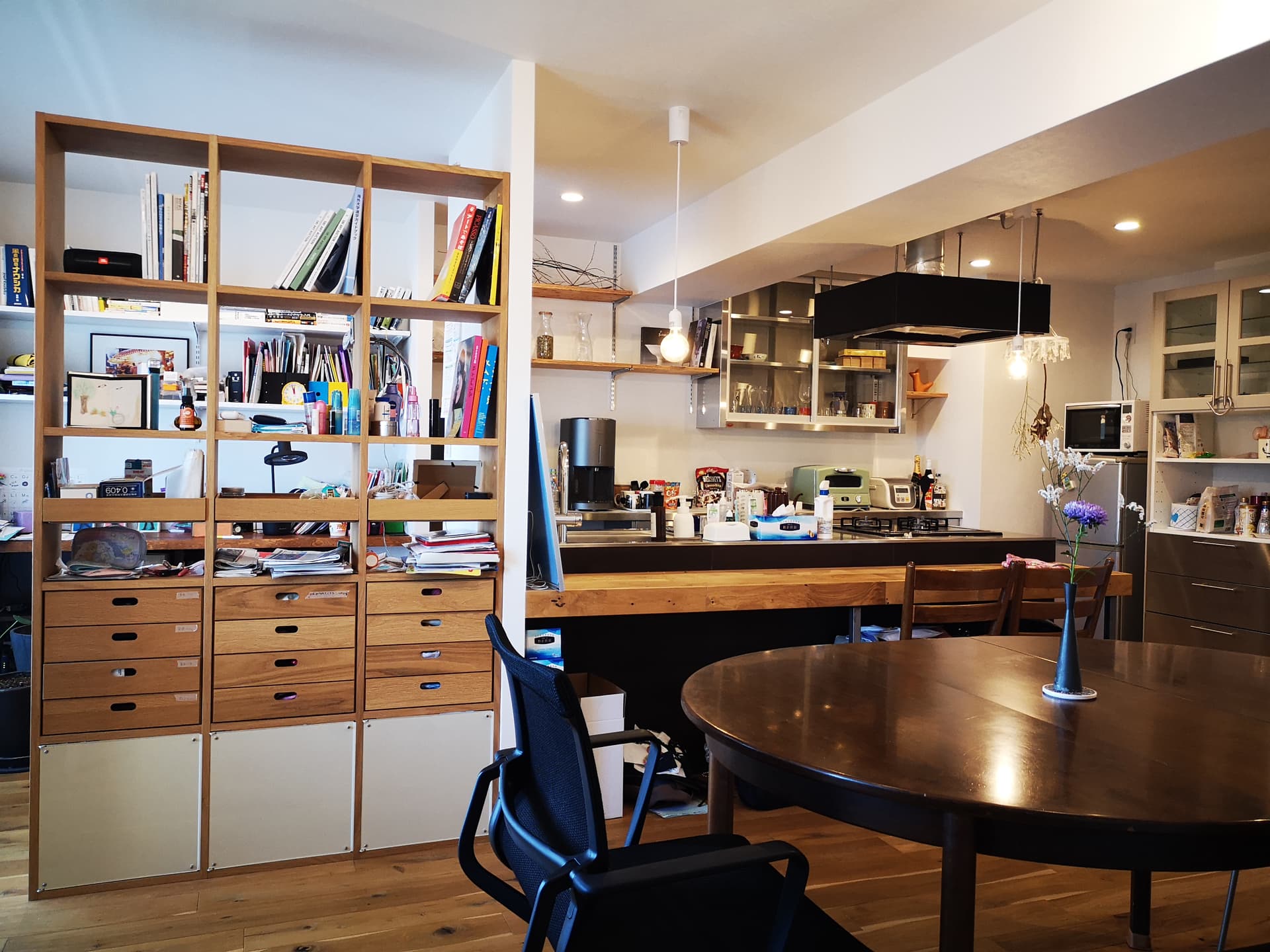 キッチン前にはカウンターが設置されており、格子棚の横の壁にはコンセントもあります