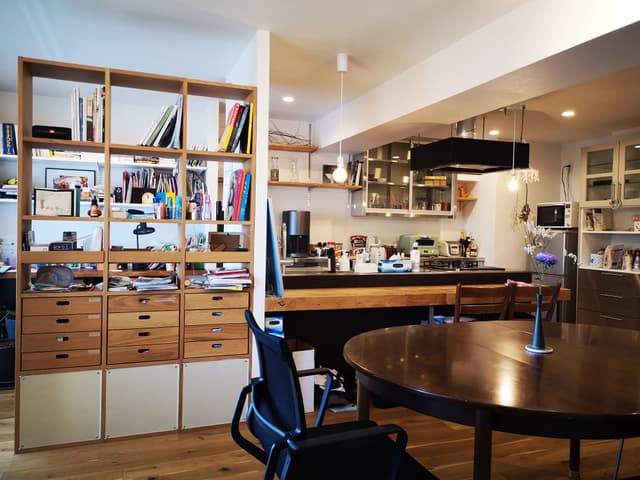 キッチン前にはカウンターが設置されており、格子棚の横の壁にはコンセントもあります