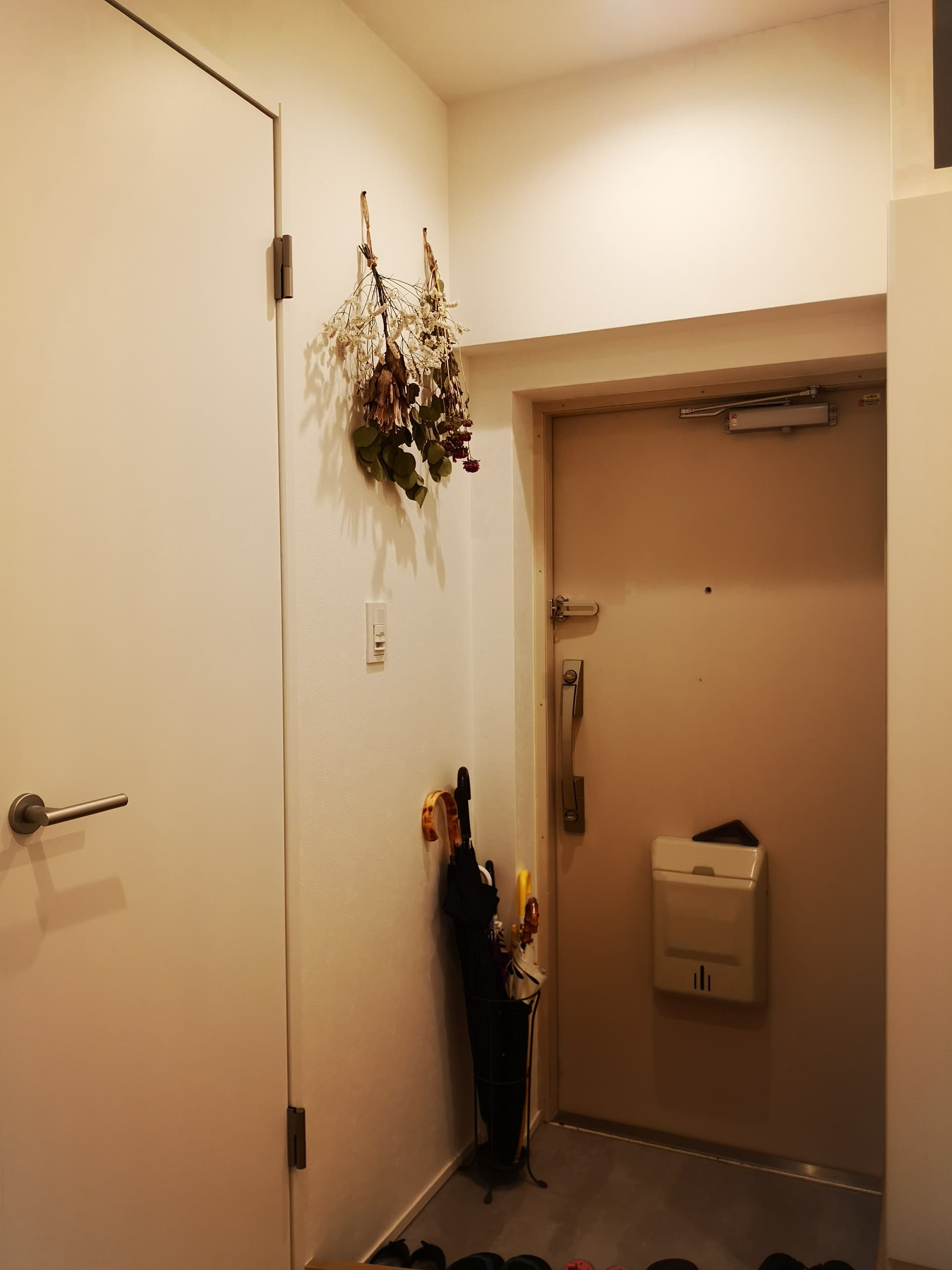 玄関の土間はやや狭めです