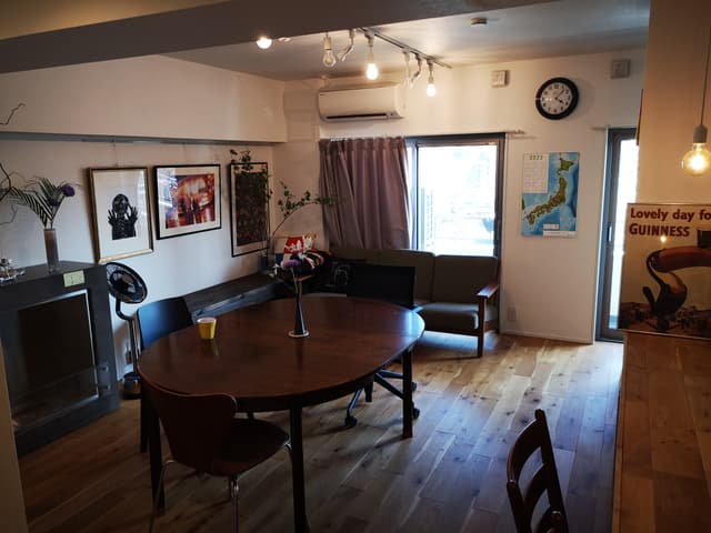 夏場は、サッシを開けると正面のバルコニーから背後の廊下に向かって気持ちのいい風が通ります🎐
