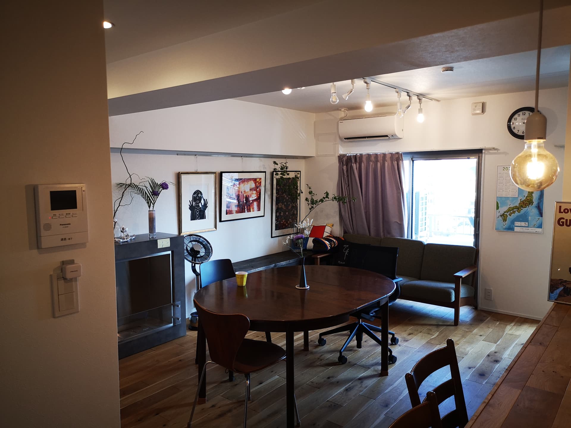 床はすべて無垢材なので素足で歩くと木のぬくもりを感じて気持ち良いです♪
