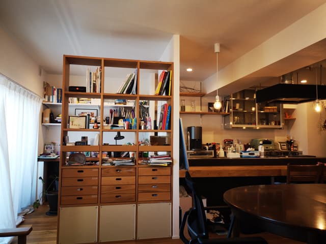 格子の棚は造作で、壁に固定されています。
小さな引き出しがたくさんあり便利です！
