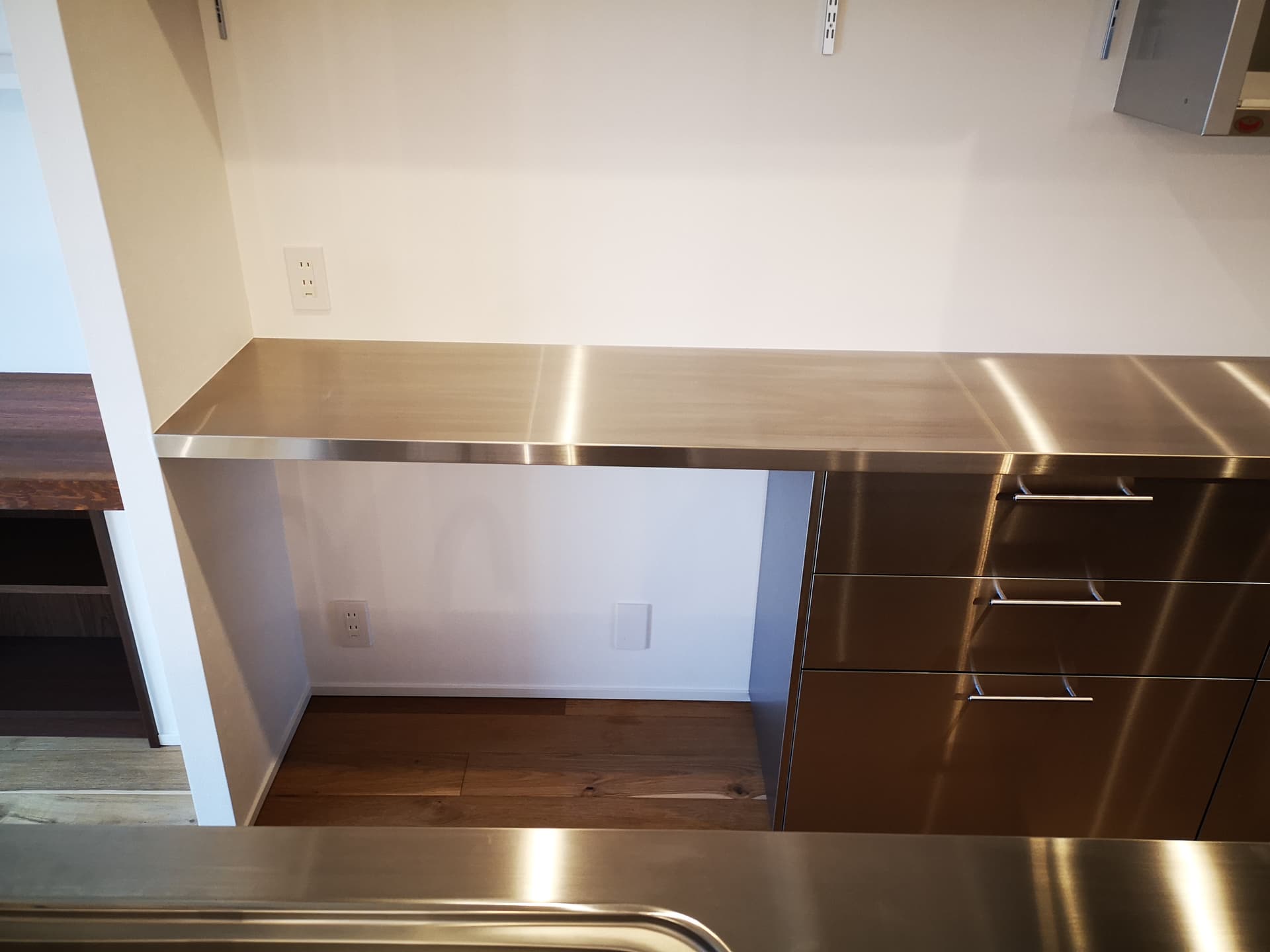 キッチンの棚はステンレスでクールな印象です