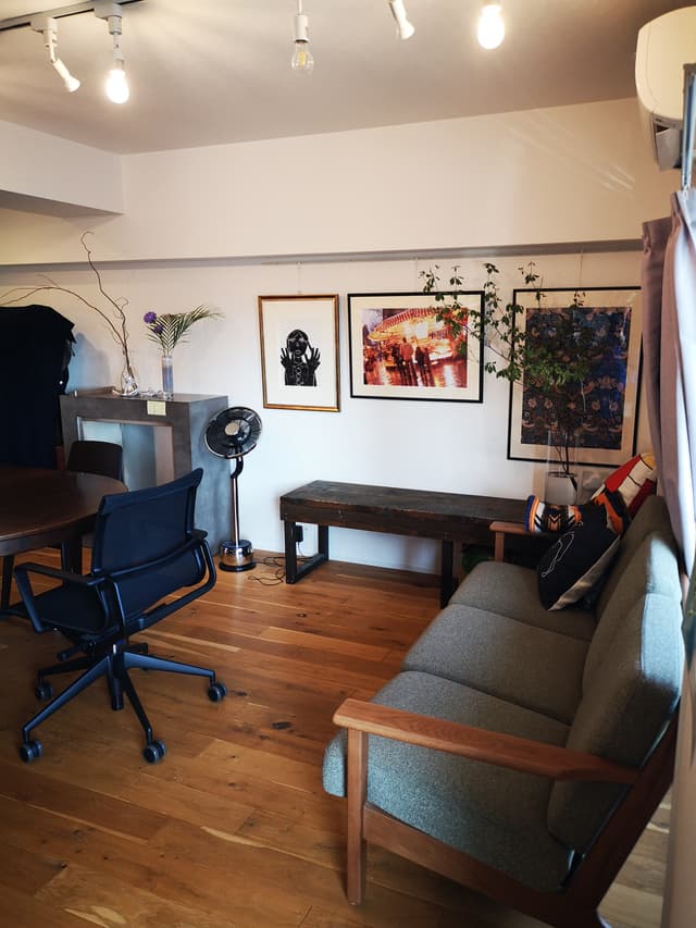 壁にはピクチャーレールを取り付けています